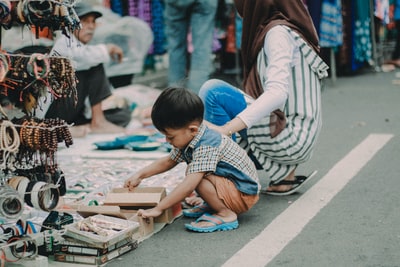 孩子做亚洲蹲在沥青路上
